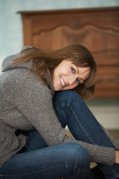 Молодая женщина сидит на полу — стоковое фото
