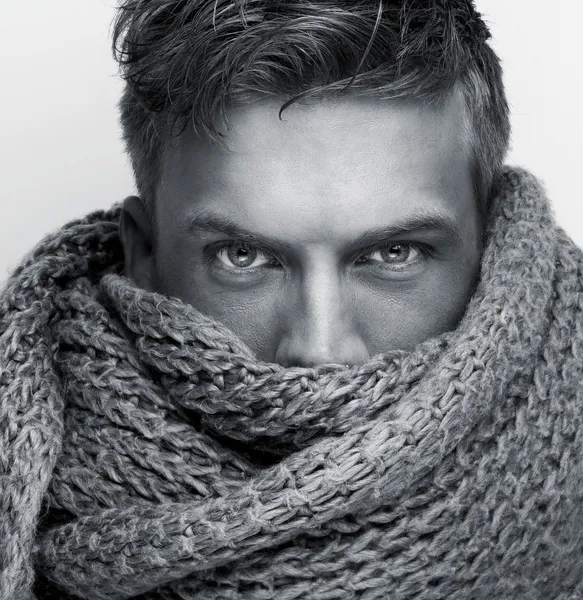 Porträtt av en mode modell ansikte täckt av scarf — Stockfoto