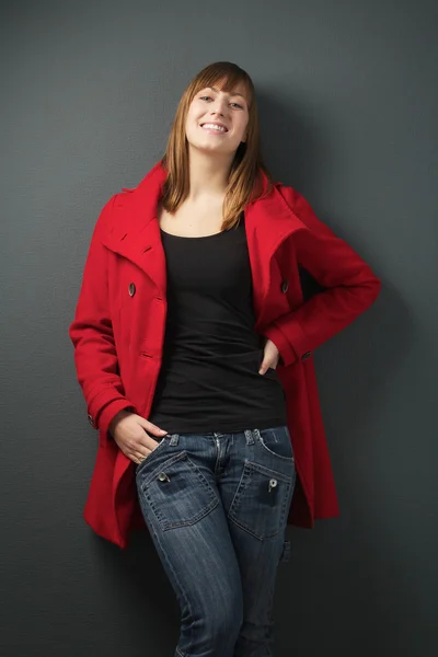 Kvinna i röd jacka — Stockfoto