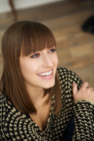 Joven mujer sonriendo —  Fotos de Stock