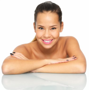 Beyaz arka planda güzel bir kadın