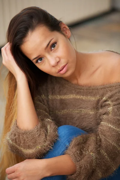 Close-up portrait of a pretty woman sitting — Stock Photo, Image