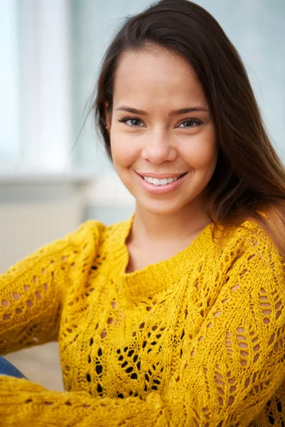 Bela jovem mulher sorrindo dentro de casa — Fotografia de Stock