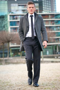 genç işadamı yürüyüş