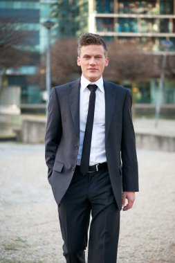 yakışıklı işadamı şehirde yürüyüş