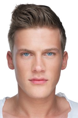Yakışıklı genç adam.
