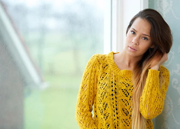 Schöne Frau am Fenster sitzend — Stockfoto