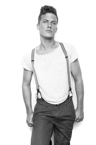 Männermode-Model posiert mit Hosenträgern — Stockfoto