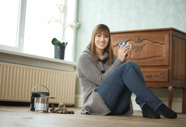 Jeune femme tenant tasse de thé — Photo