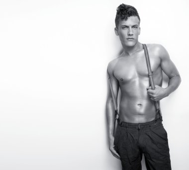 seksi bir adam gömleksiz