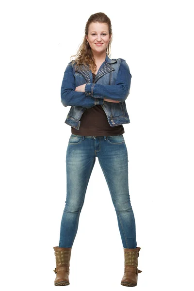 蓝色牛仔裤配武器的微笑女人横渡 — 图库照片