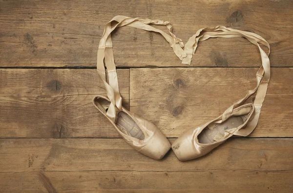 Dos zapatos de ballet en piso de madera — Foto de Stock