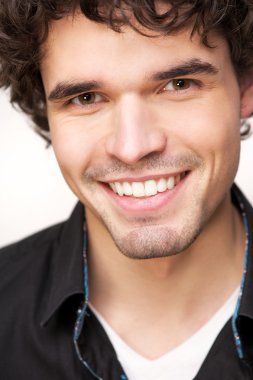 gülümseyen yakışıklı genç