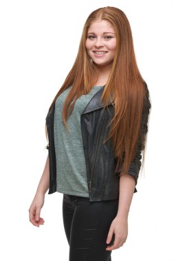 deri ceket ile gülümseyen genç bir kadın