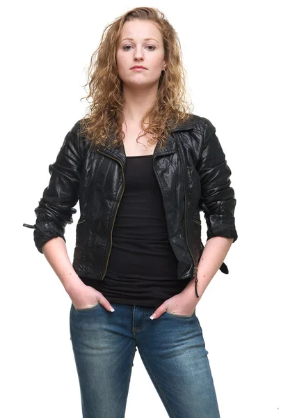 Selbstbewusste Frau in Jeans und Lederjacke — Stockfoto