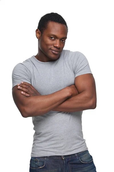 Hombre afroamericano guapo con los brazos cruzados — Foto de Stock