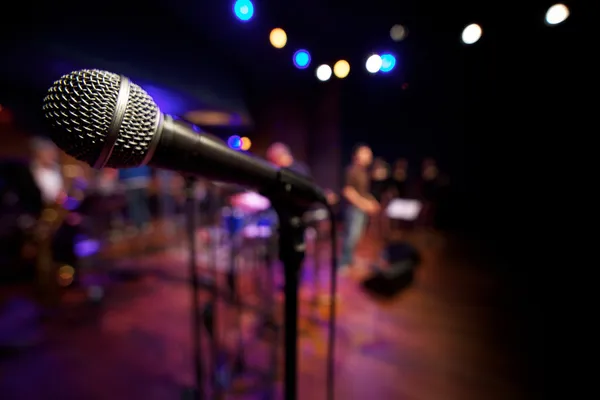 Microfone no palco de música — Fotografia de Stock