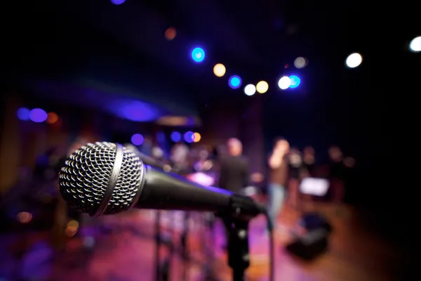 Microfone horizontal no palco de música — Fotografia de Stock