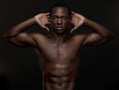kafa elleriyle seksi Afro-Amerikan erkek