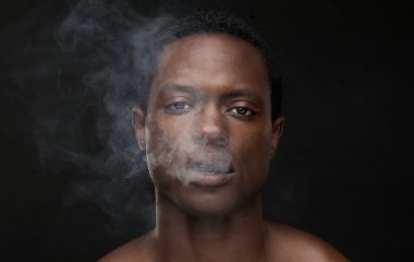 Afrika kökenli Amerikalı adam ile ağız duman geliyor