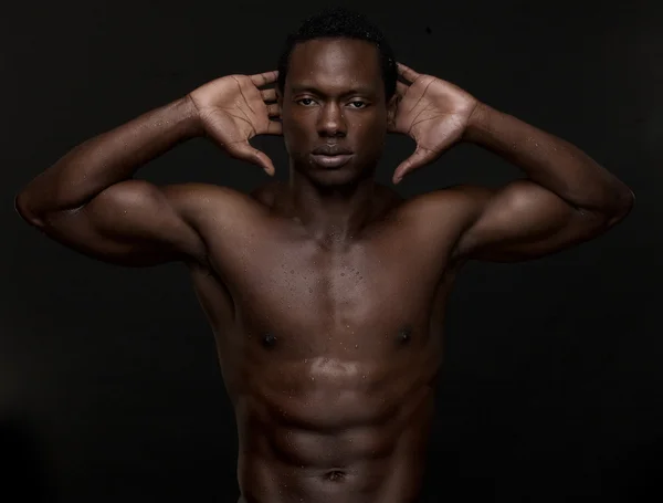 Uomo afroamericano sexy con mani a testa — Foto Stock