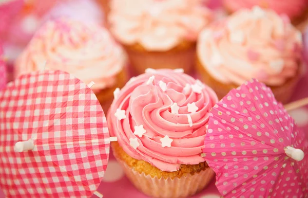 Cupcakes mit Streusel, Zuckerguss und Sortimenten verziert — Stockfoto