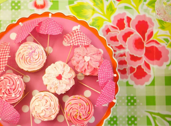 Homemade cupcakes decorated with frosting and sprinkles — Stock Photo, Image