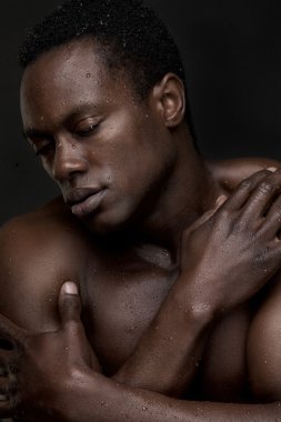 Afrika kökenli Amerikalı adam seksi poz