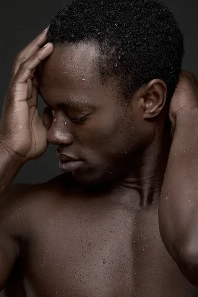 Сексуальна афроамериканська людина шукає далеко — стокове фото