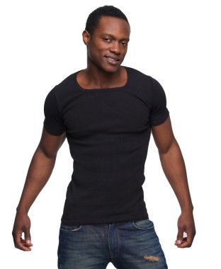 çekici bir Afrikalı-Amerikalı adam gülümsüyor