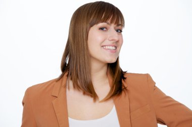 Gülümseyen güzel bir genç kadının portresi.