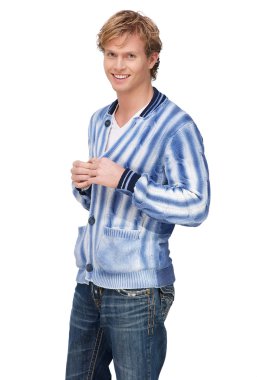 yakışıklı bir genç adam kadar gömleğinin düğmelerini