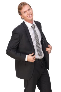 Siyah takım elbiseli gülümseyen genç işadamı