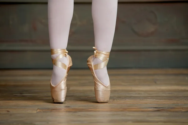Ballerina permanent op spitzen — Stockfoto