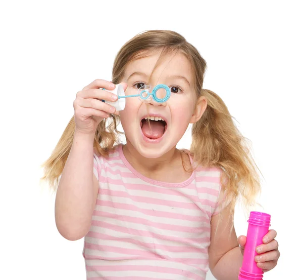 Menina bonito soprando bolhas de sabão — Fotografia de Stock