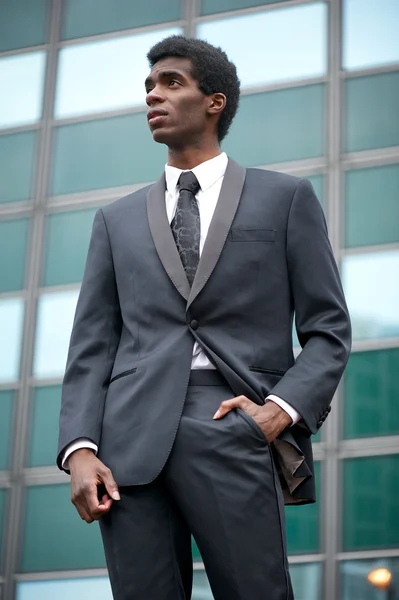 Retrato de un periodista afroamericano de pie al aire libre — Foto de Stock