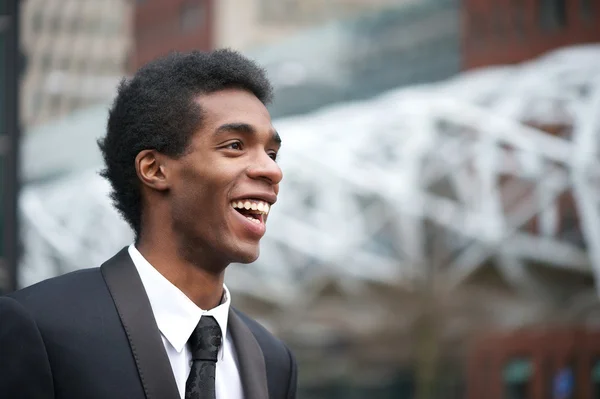 Portret van een knappe Afro-Amerikaanse zakenman glimlachend buitenshuis — Stockfoto