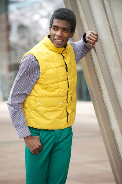 Jeune homme afro-américain dans des vêtements colorés en plein air — Photo