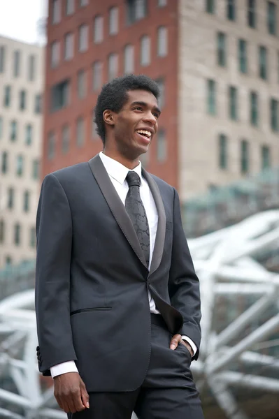 Portret van een Afro-Amerikaanse businesman glimlachend buiten — Stockfoto