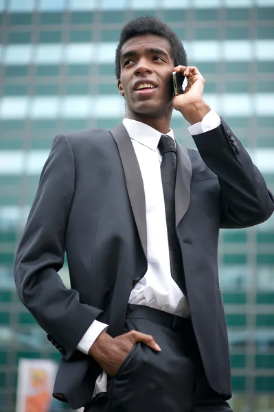 Portret Afryki amerykański biznesmen w telefonie na zewnątrz — Zdjęcie stockowe