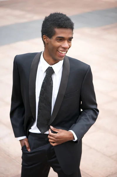 Retrato de un apuesto joven empresario afroamericano sonriendo afuera —  Fotos de Stock