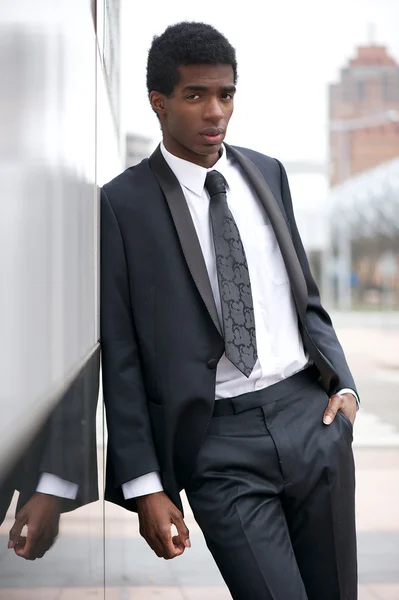 Portrait d'un beau jeune homme afro-américain debout dans la ville — Photo