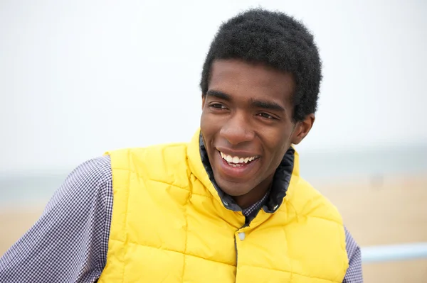 Retrato de um homem afro-americano feliz sorrindo ao ar livre — Fotografia de Stock