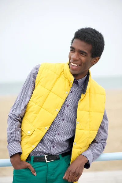 Portrait d'un homme afro-américain branché souriant — Photo