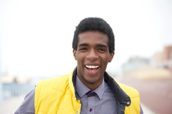 Portrait d'un beau jeune homme afro-américain souriant dehors — Photo