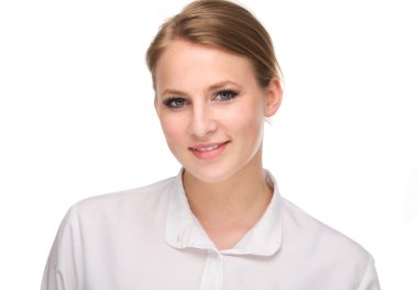 Gülümseyen güzel bir genç kadının portresini yakından çek.