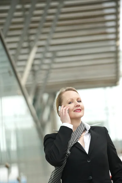 Äldre kvinna prata i telefon utomhus — Stockfoto