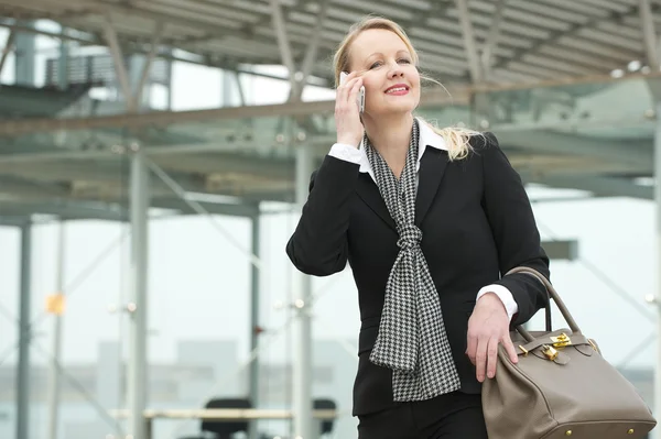 Retrato de uma mulher de negócios viajante falando no telefone celular — Fotografia de Stock