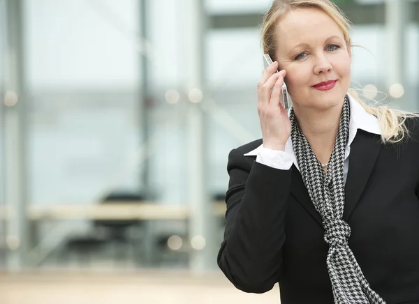 Portrait of a business woman talking on cellphone outdoors — Stock Photo, Image