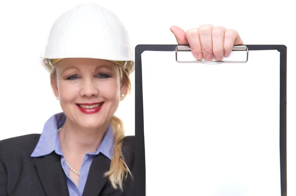 Retrato de una mujer de negocios sonriendo y sosteniendo un portapapeles en blanco aislado — Foto de Stock